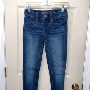 size 2 american eagle super stretch skinny jeans medium blue wash